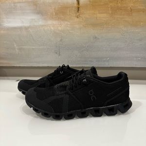 On Cloud All Black Size 8